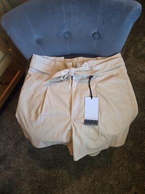 NWT sofia by sofia vergara Beige Faux Leather Paperbag Short